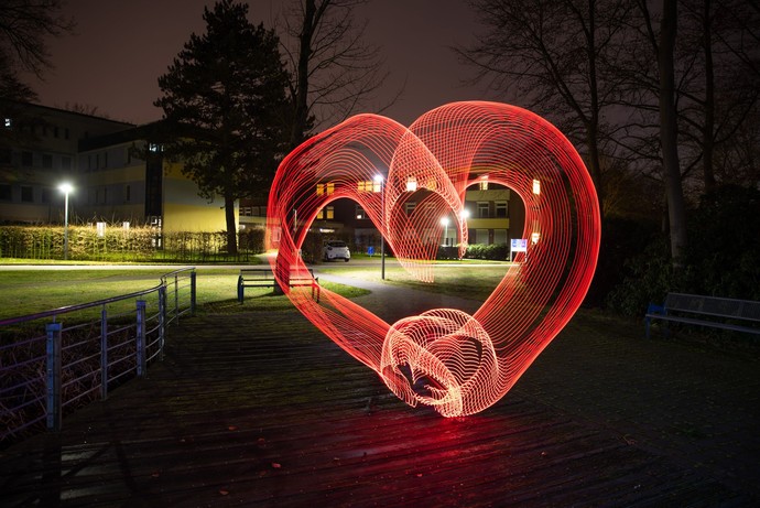 Das Bild zeigt ein Lightpainting-Motiv - ein rotes Herz aus Licht.