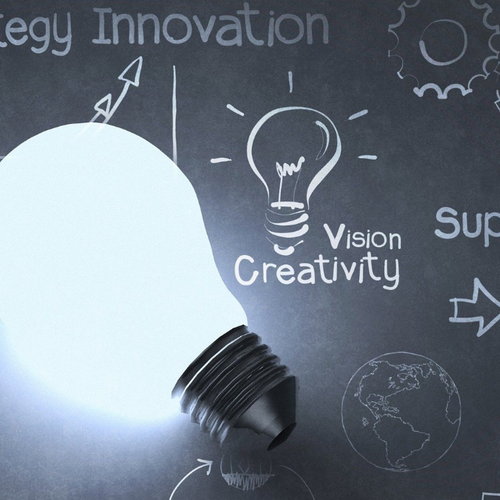 Das Bild zeigt eine Grafik mit einer strahlenden Glühlampe und einer Tafel auf der Worte wie Creativity, Innovation und Vision stehen.