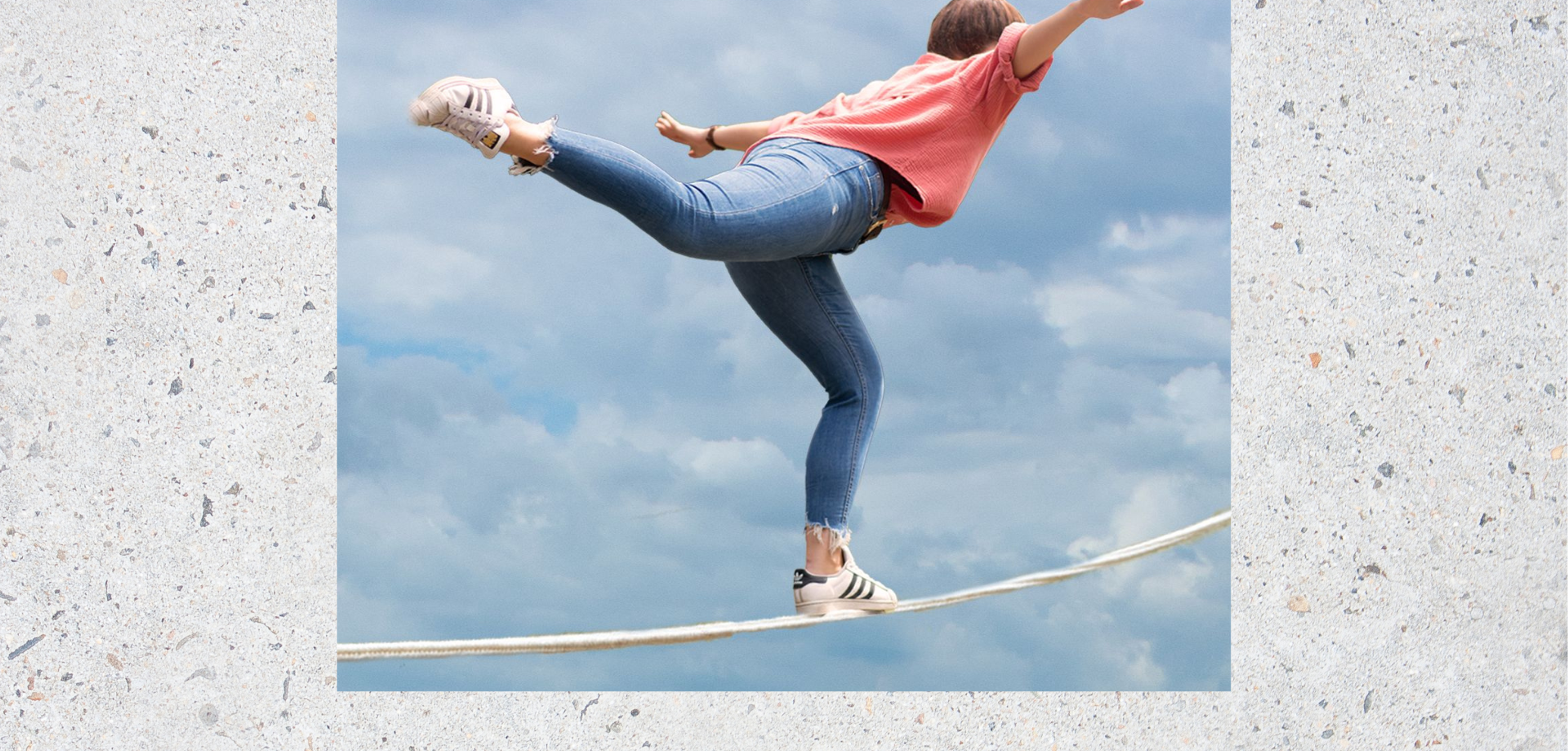 Das Bild zeigt ein Mädchen, das auf einem Seil balanciert.